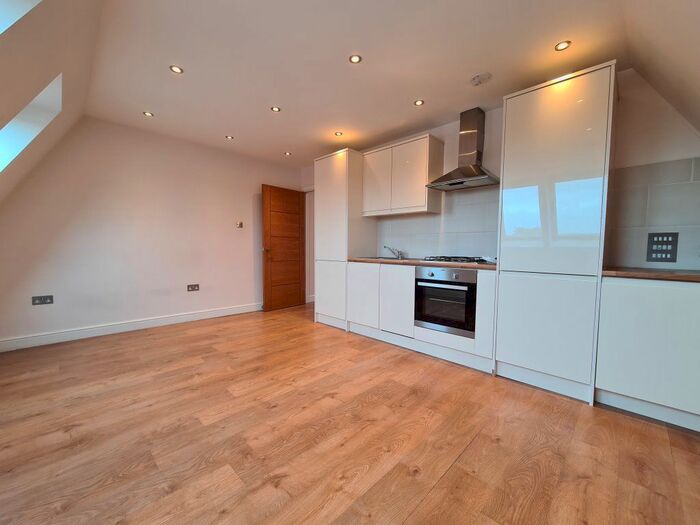 2 Bedroom Flat To Rent In High Street, Potters Bar, EN6