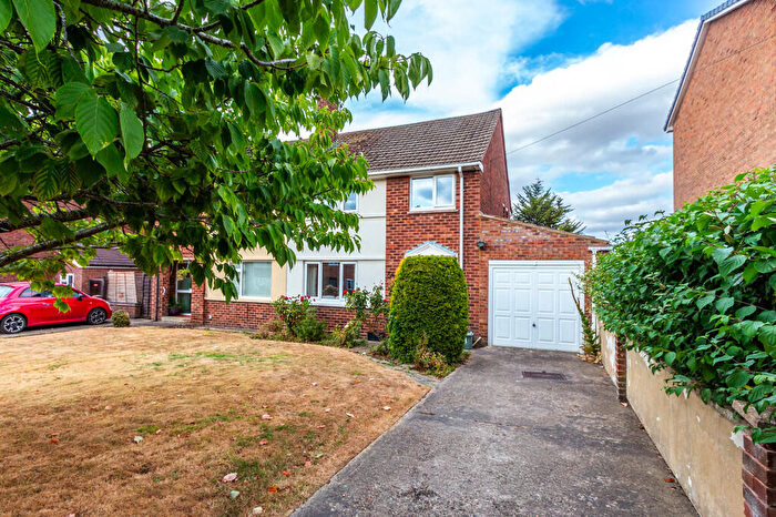 3 Bedroom Semi-Detached House For Sale In Grafton Road, Rushden, NN10