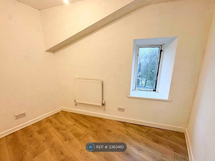 2 Bedroom Flat To Rent In Burnley Road East, Rossendale, BB4
