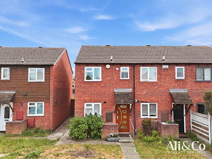 2 Bedroom Terraced House For Sale In Wood Avenue, Purfleet-on-Thames, RM19