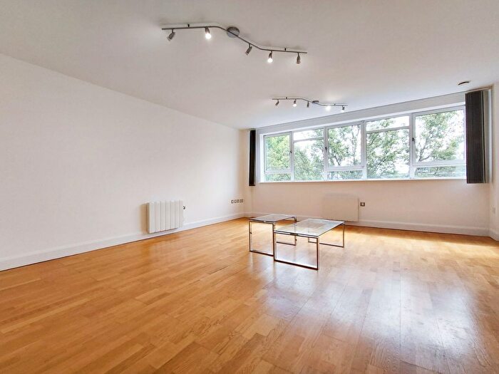 3 Bedroom Flat To Rent In Mercury House, Heathcroft, London, W5