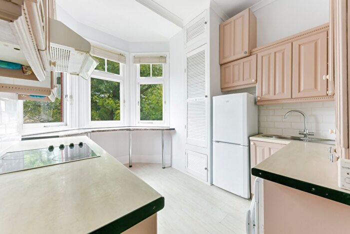 3 Bedroom Flat To Rent In West Hill, SW15