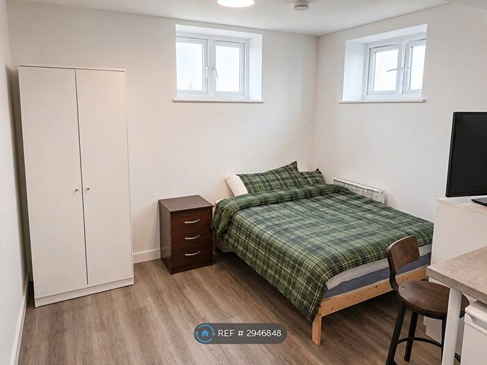 Studio To Rent In Edgware Road, London, NW2
