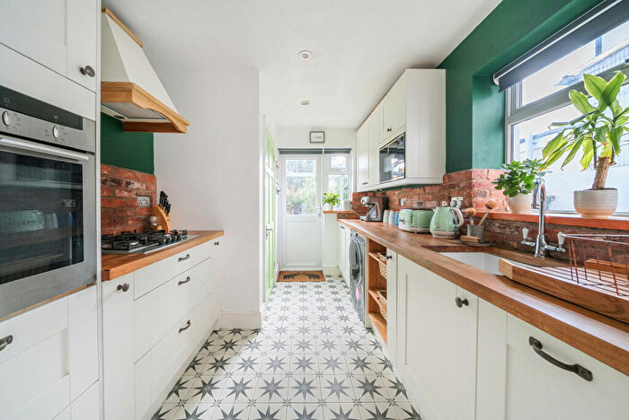 3 Bedroom Terraced House For Sale In Boundary Road, Woking, GU21