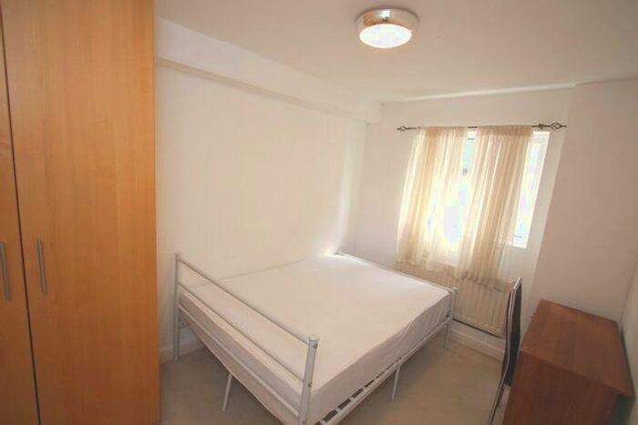 3 Bedroom Flat To Rent In Portsmouth Road, Kingston Upon Thames, KT1