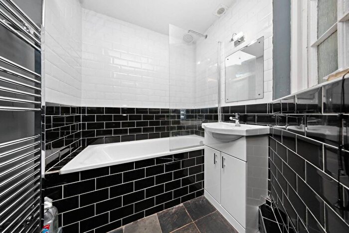 2 Bedroom Flat For Sale In Hannibal Road, Stepney, London, E1