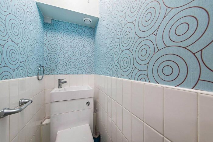 2 Bedroom Flat To Rent In Campbell Road, Mile End, London, E3