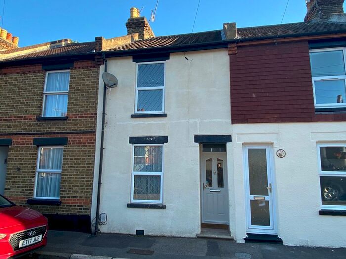 3 Bedroom Terraced House To Rent In Albert Road, ME4
