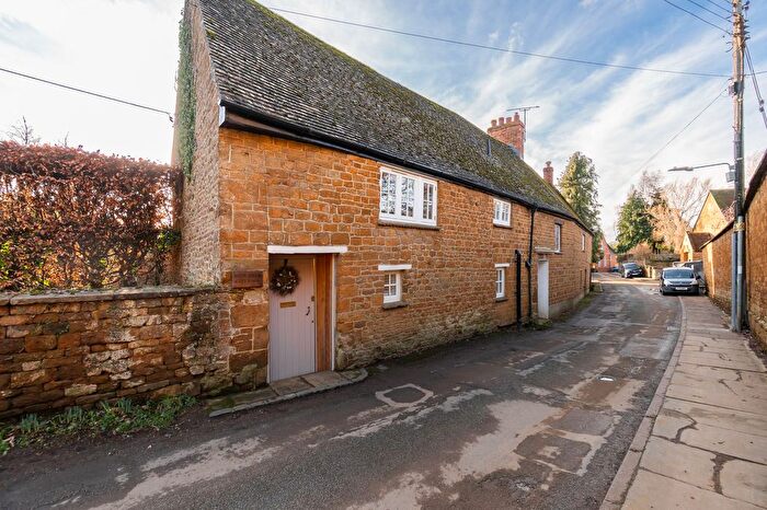 3 Bedroom Semi-Detached House For Sale In Chapel Street, Bloxham, OX15