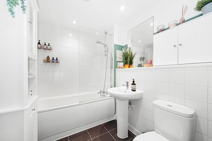 2 Bedroom Apartment To Rent In Woods Road, Peckham, London, SE15