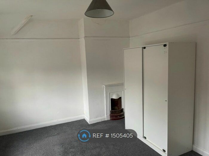 3 Bedroom Semi-Detached House To Rent In Oswin Road, Walsall, WS3