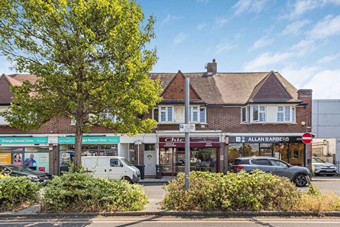 3 Bedroom Flat To Rent In The Triangle, Kingston, KT1