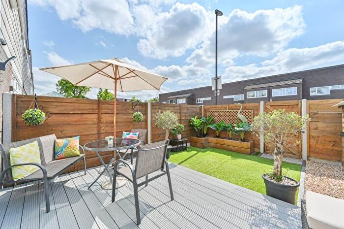 5 Bedroom Semi-Detached House For Sale In Napier Close, London, SE8