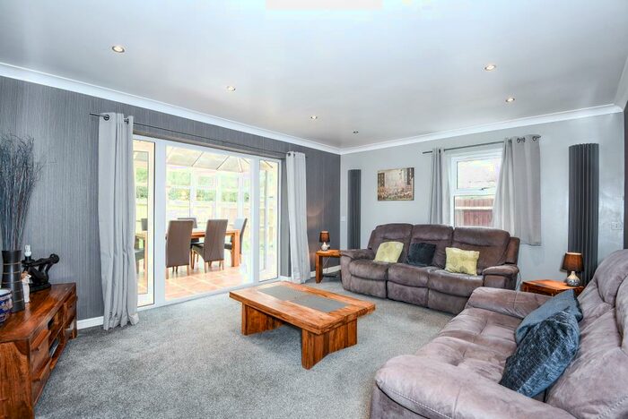 3 Bedroom Detached Bungalow To Rent In Victoria Road, Tilehurst, RG31
