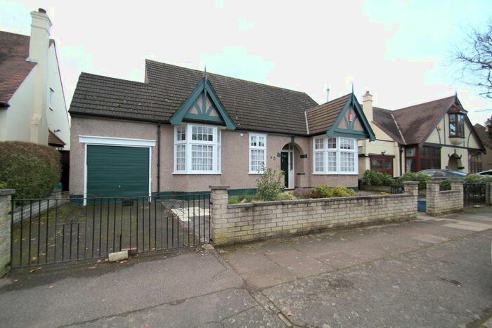 4 Bedroom Detached Bungalow To Rent In Gyllyngdune Gardens, Ilford IG3