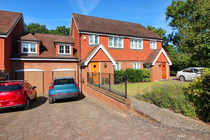 3 Bedroom Semi-Detached House For Sale In Willow Mews, St. Mary's Platt, TN15
