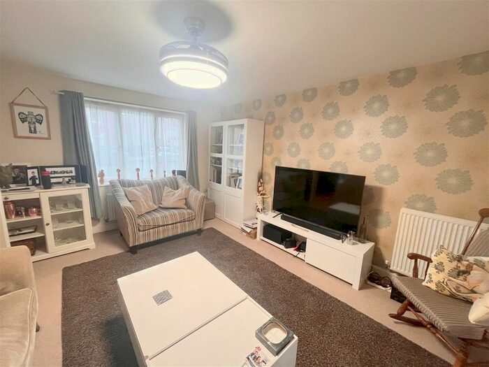 4 Bedroom SemiDetached House To Rent In Warwick Avenue, Broughton