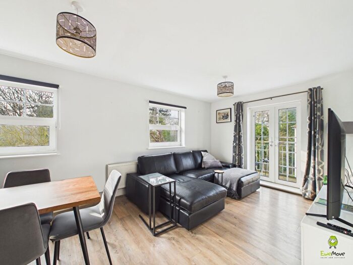 2 Bedroom Flat For Sale In Weir Road, Bexley, Kent, DA5
