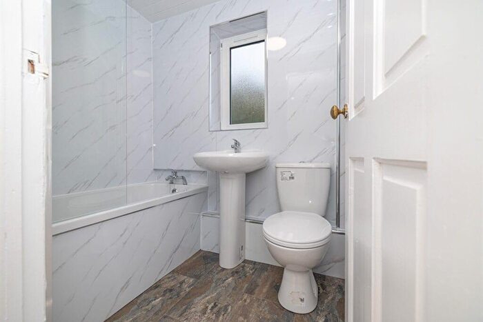 3 Bedroom Flat To Rent In Denhead Crescent, Dundee, DD2