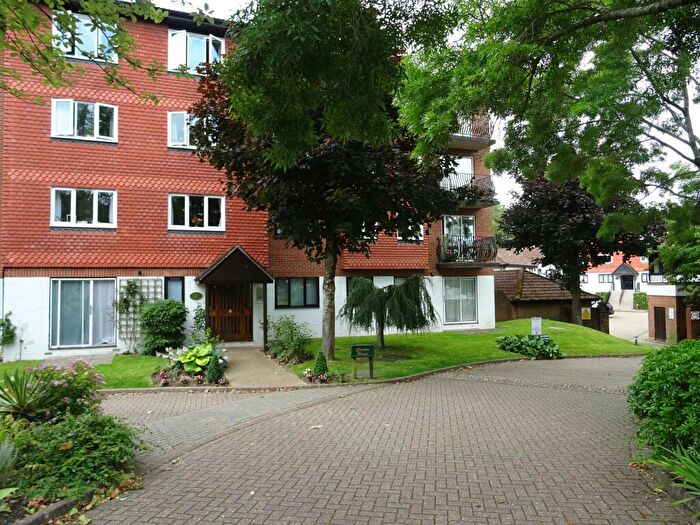 2 Bedroom Flat To Rent In Great Heathmead, Haywards Heath, RH16