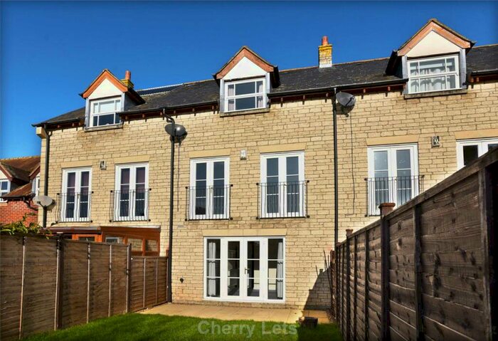 3 Bedroom Town House To Rent In Lucerne Avenue, Bicester, OX26