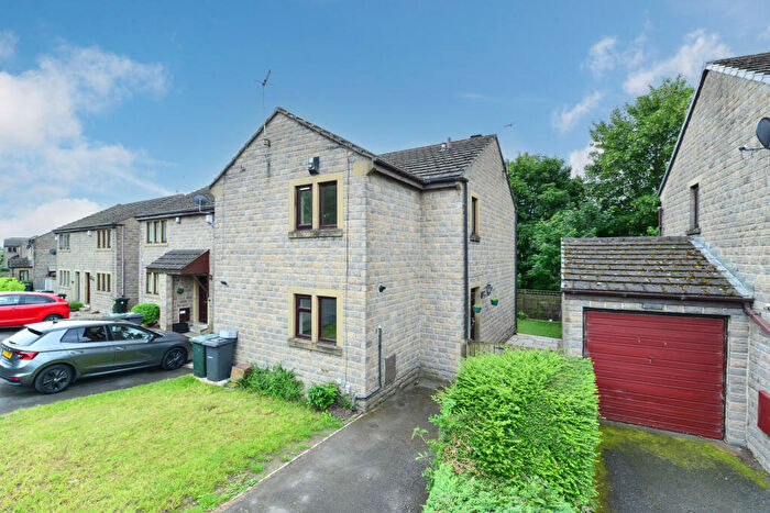 2 Bedroom Town House For Sale In Gloucester Road, Bingley, West Yorkshire, BD16