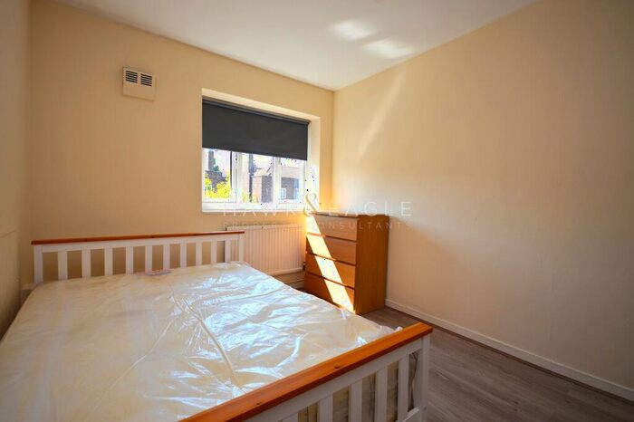 3 Bedroom Flat To Rent In Commodore Street, London, Greater London., E1