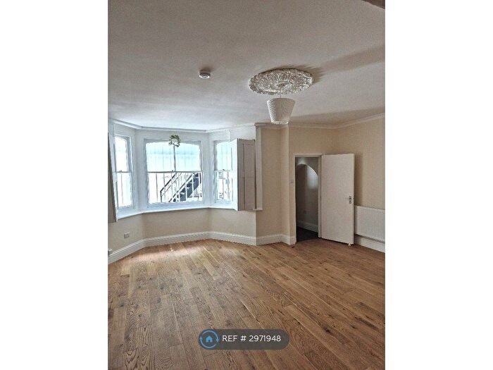 2 Bedroom Flat To Rent In Hammersmith Grove, London, W6