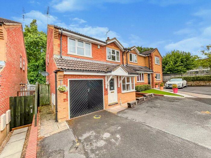 3 Bedroom Detached House To Rent In Elmfield Close, Salisbury, SP5