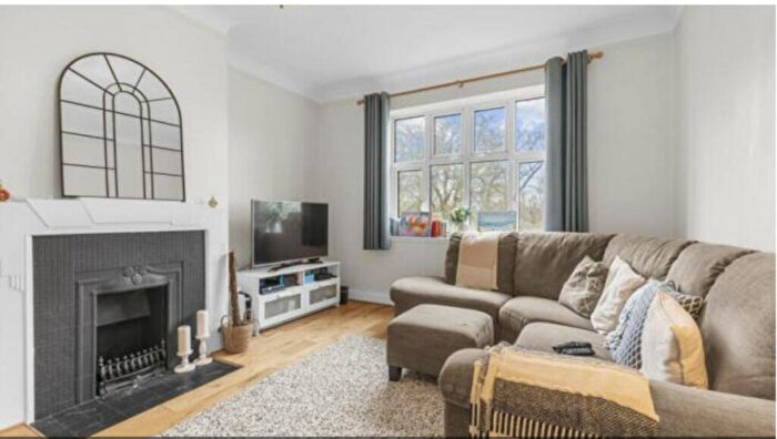3 Bedroom Apartment To Rent In Shoot Up Hill, London, NW2