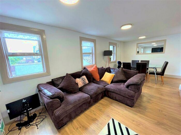 2 Bedroom Flat To Rent In Balham High Road, Balham, SW12