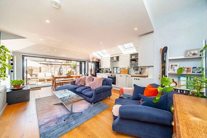 3 Bedroom Flat For Sale In Gilbey Road, Tooting, SW17