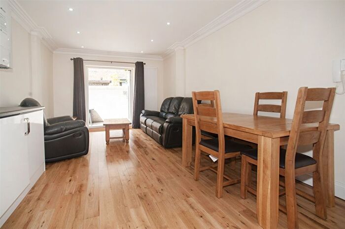 3 Bedroom Flat To Rent In Collingbourne Road, Shepherd's Bush, W12