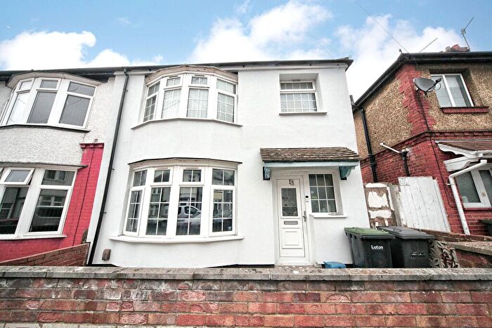 3 Bedroom Semi Detached House For Sale In Holland Road, Luton, LU3