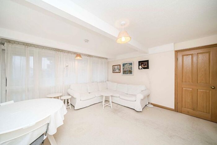 2 Bedroom Flat To Rent In Trinity Way, London, W3