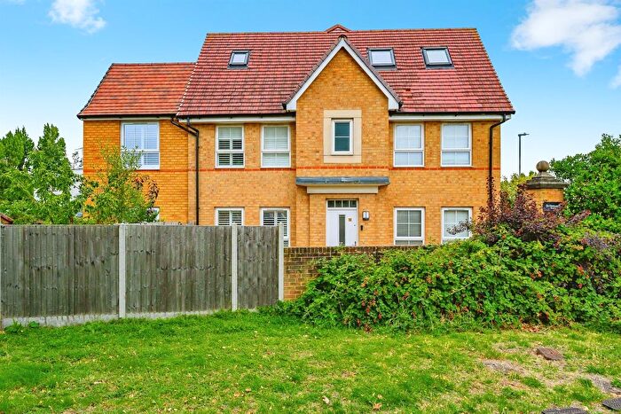 4 Bedroom Semi-Detached House For Sale In Peregrine Way, Hatfield, AL10