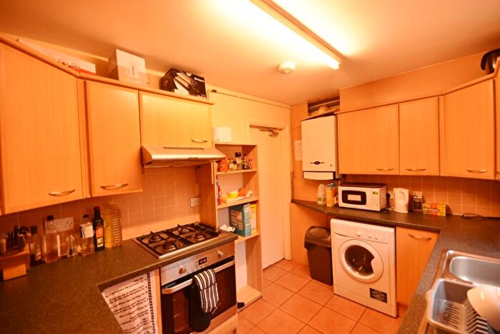 6 Bedroom Flat To Rent In Jesmond Road, Newcastle Upon Tyne, NE2