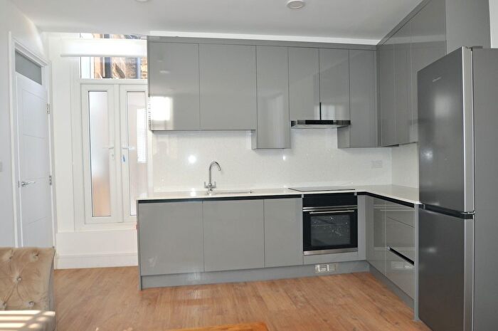 2 Bedroom Flat To Rent In St. Johns Hill, London, SW11