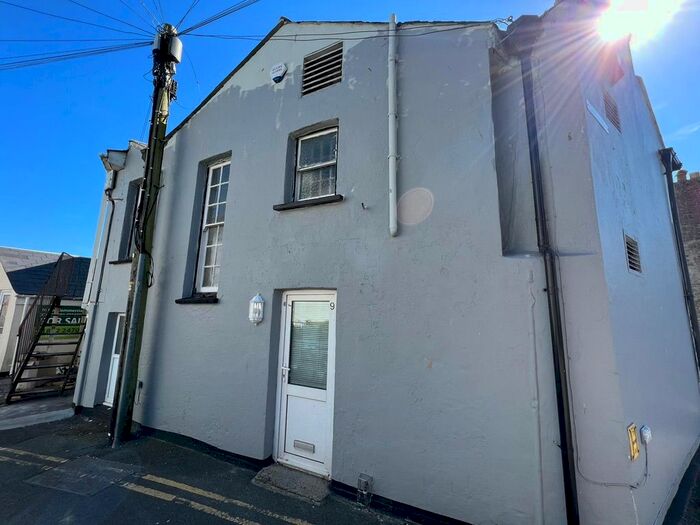 2 Bedroom Flat To Rent In Grants Walk, St. Austell, PL25