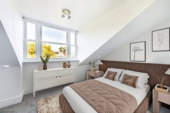 2 Bedroom Flat To Rent In Cambridge Gardens, North Kensington, London, W10