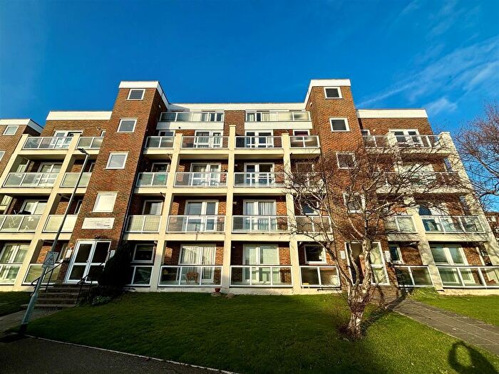 2 Bedroom Flat To Rent In Harewood Close, Bexhill-On-Sea, TN39