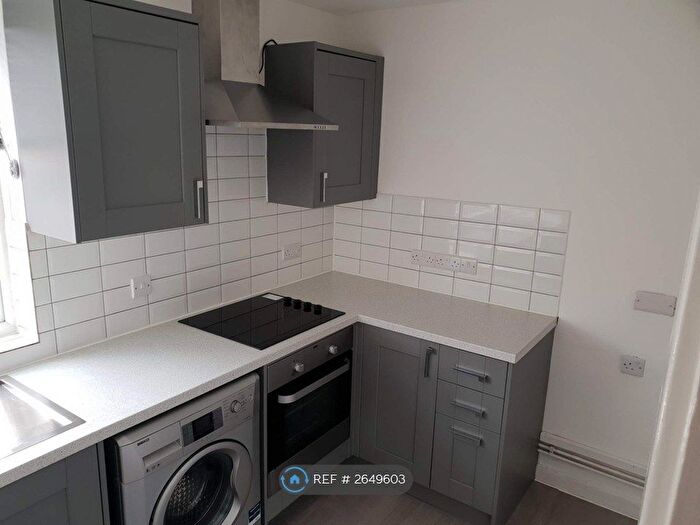 2 Bedroom Flat To Rent In Tremona Court, Southampton, SO16