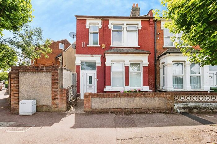 3 Bedroom End Of Terrace House For Sale In Ruskin Avenue, London, E12