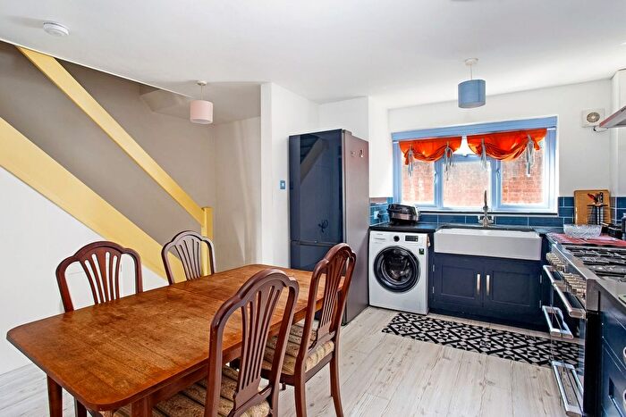 3 Bedroom Flat To Rent In Bargrove Close, London, SE20