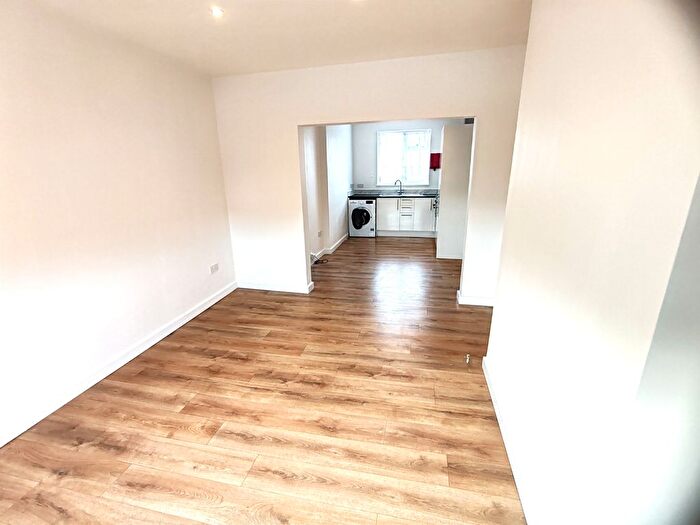 1 Bedroom Flat To Rent In Eastern Avenue, Ilford, Essex, IG2