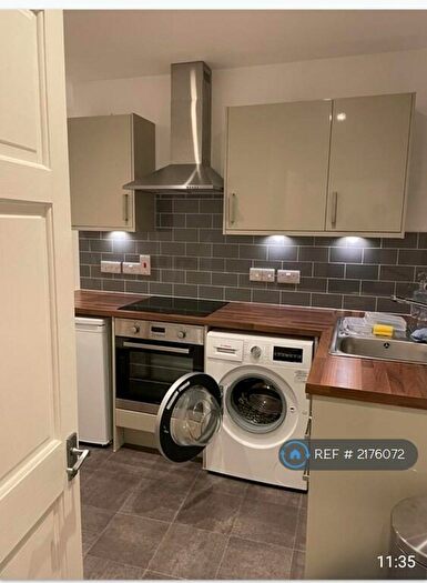 1 Bedroom Flat To Rent In Blue Boar Row, Salisbury, SP1