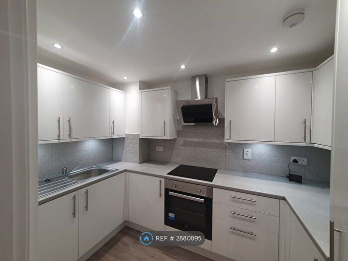 3 Bedroom Flat To Rent In Cumbernauld Road, Glasgow, G31