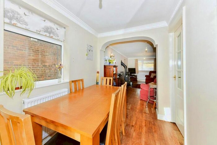 4 Bedroom Semi-Detached House For Sale In Casthorpe Road, Barrowby, Grantham NG32