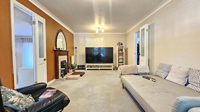 3 Bedroom House To Rent In Ingress Park Avenue, Greenhithe, DA9