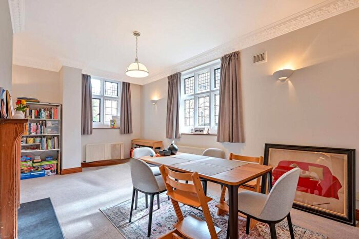 2 Bedroom Flat To Rent In Oldfield Wood, Maybury, Woking, GU22